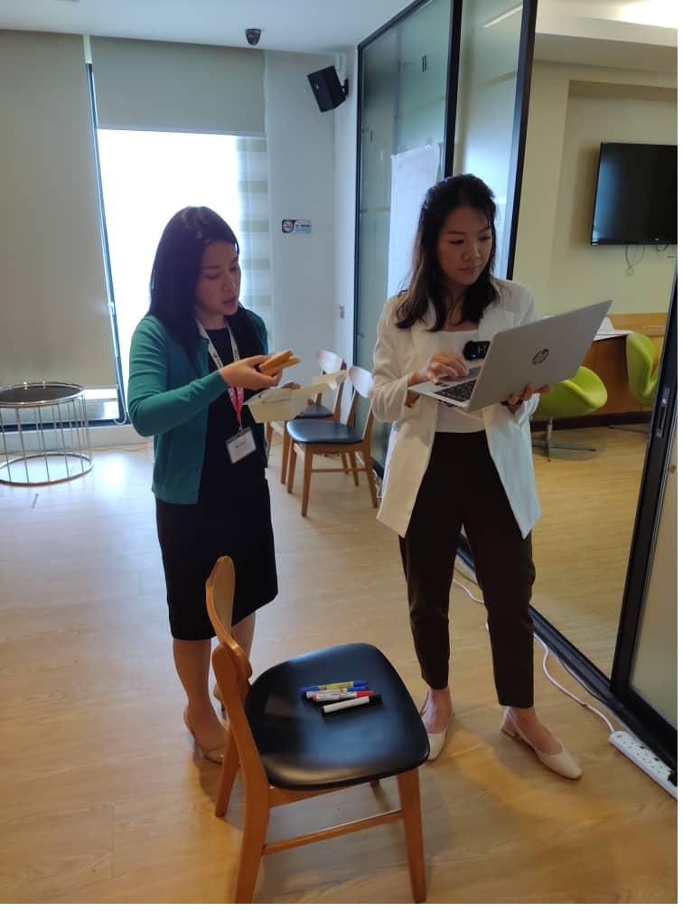 Hands-on interaction between trainer and participant during the workshop